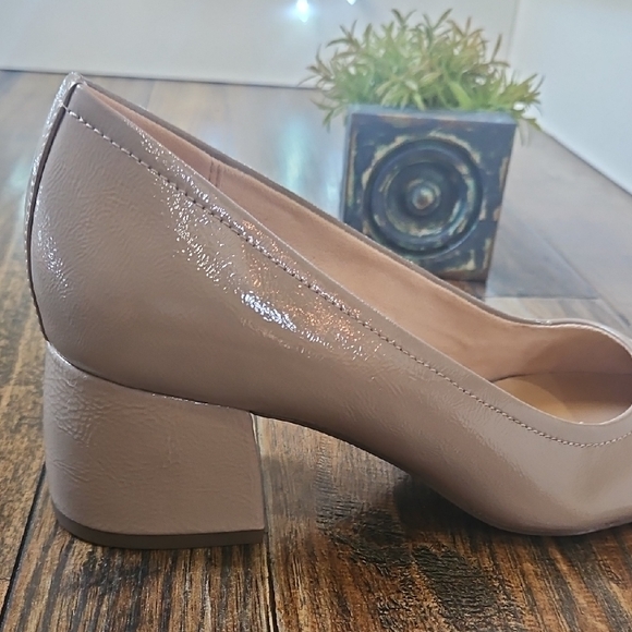 New Vionic Women's Patent Leather Chunky Heel Pumps - Picture 11 of 13
